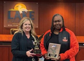 Lake County Supervisor of Elections Presents Award To 2025 High School Voter Registration Challenge Winner—Leesburg High School