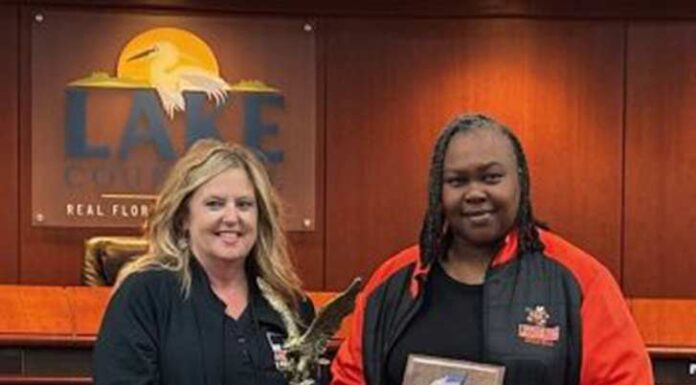 Lake County Supervisor of Elections Presents Award To 2025 High School Voter Registration Challenge Winner—Leesburg High School