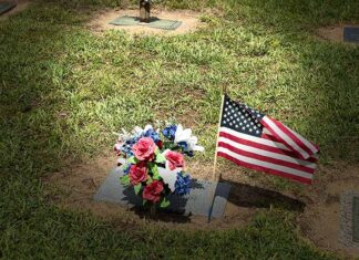 Kiwanis Club of Clermont Lay Flags of Honor Continuing A Tradition At Oak Hill Cemetery